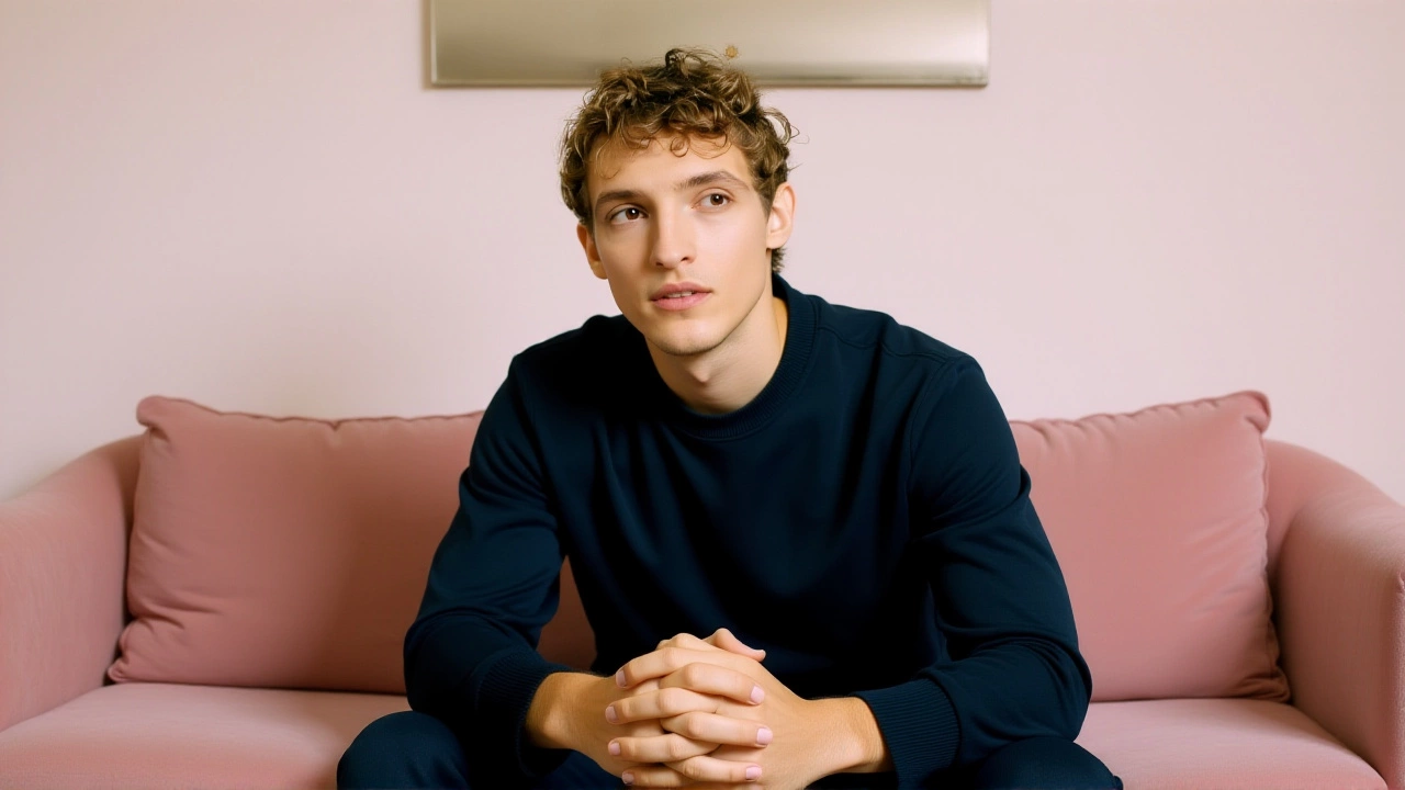 Aliocha Schneider élu révélation aux Victoires de la Musique 2025, avec une scène romantique qui fait le buzz